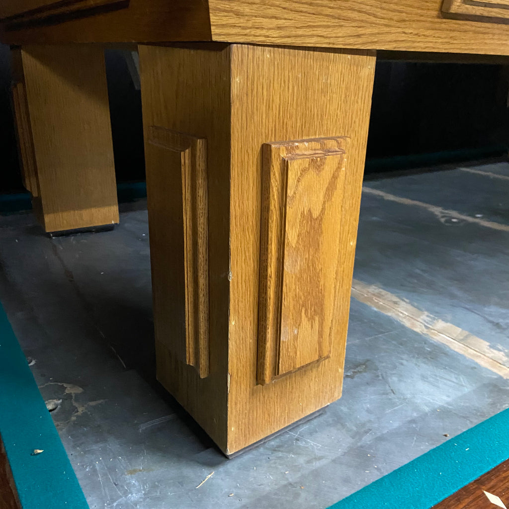 Square leg with 3D details on pool table