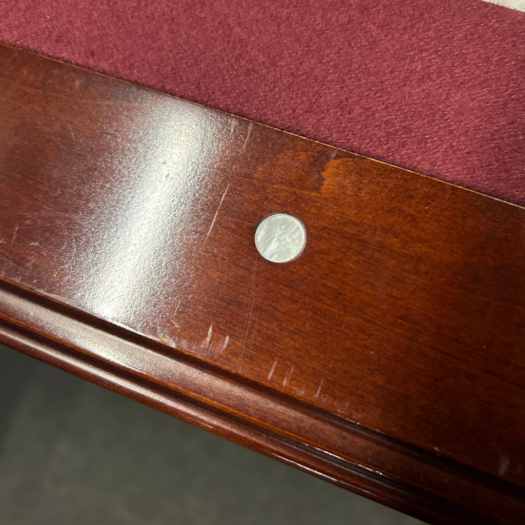 Round circle site with wine cloth and mahogany rail